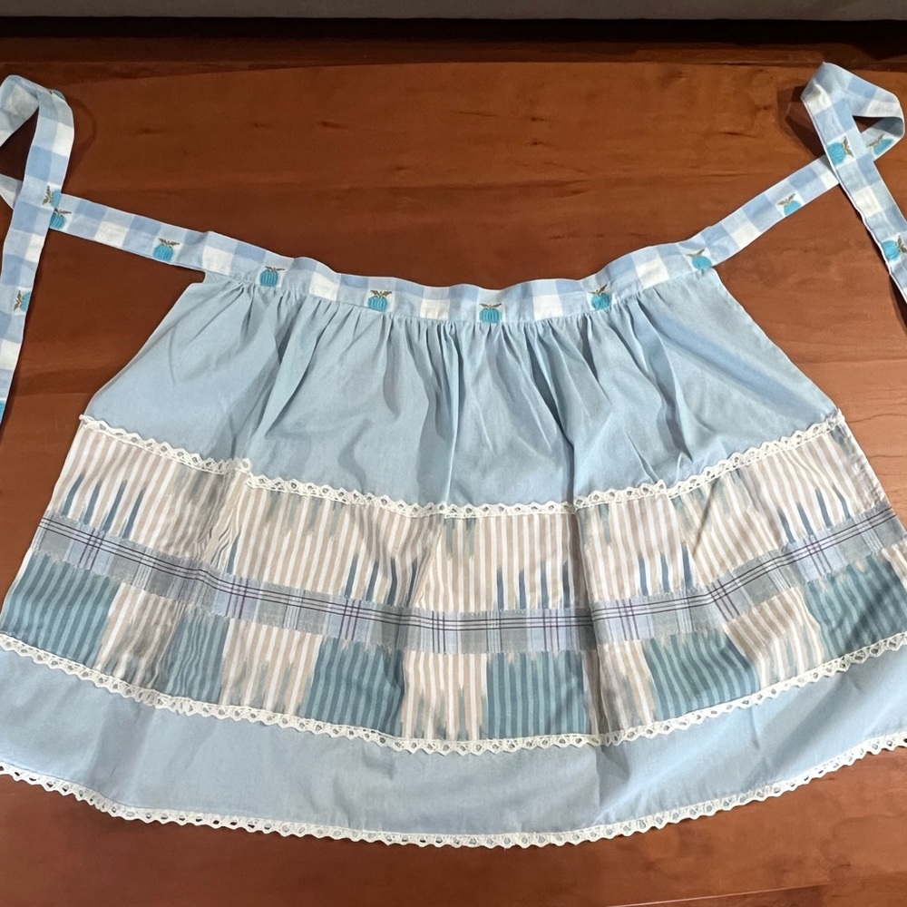 Lightly used in great condition apron